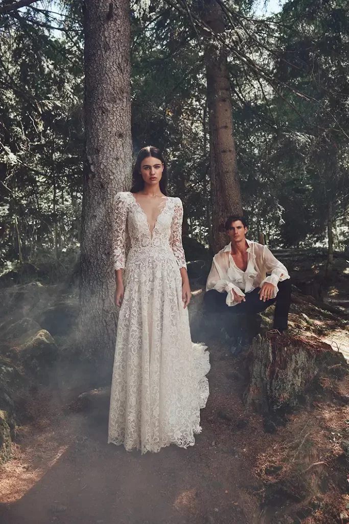 Abito da sposa modello Bignè con mantello- Alessandro angelozzi couture- Abito in pizzo 1